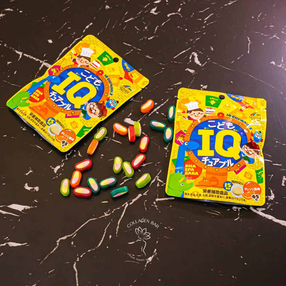 Дві упаковки Unimat Riken IQ Chewable For Kids з різнокольоровими дитячими цукерками. Вид зверху.
